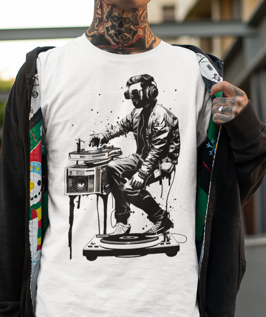 DJ on Decks - Urban Art - T-Shirt für Männer